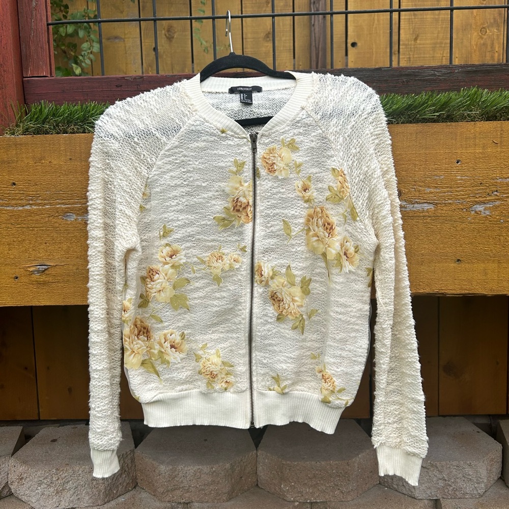 Sz-L-Forever 21 zip up jacket with floral overlay
